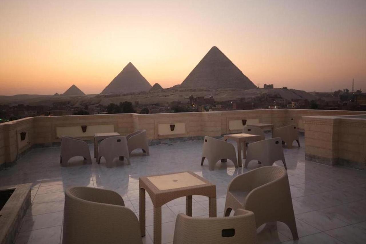 Hussien Lotus Pyramids View Kairo